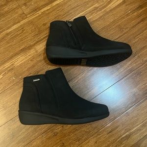NWT Aravon Fairlee Ankle Boot Black, size 9